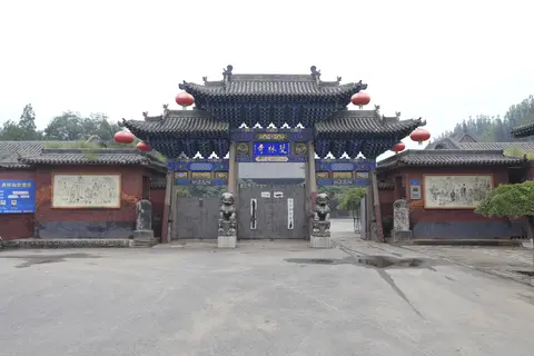 Entrance gate of Shuanglin Temple