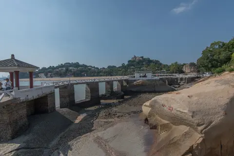 Shuzhuang Garden’s sea bridge with Sunlight Rock behind