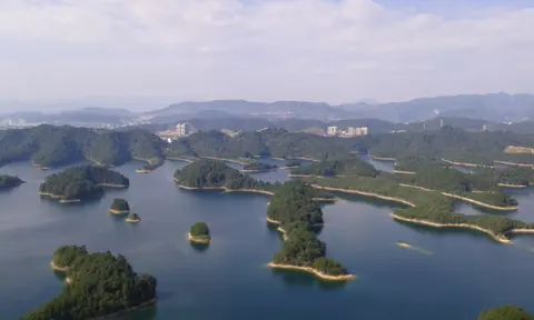 Green islands scattered across Qiandao Lake seen from a hilltop