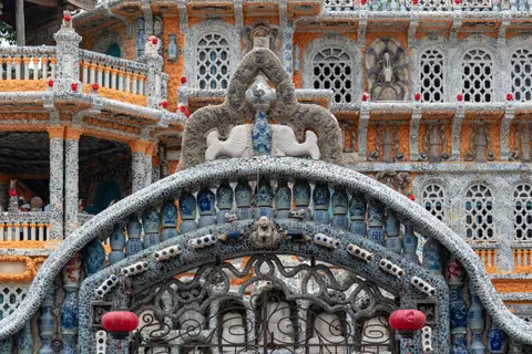 Facade of the Porcelain House covered in porcelain shards