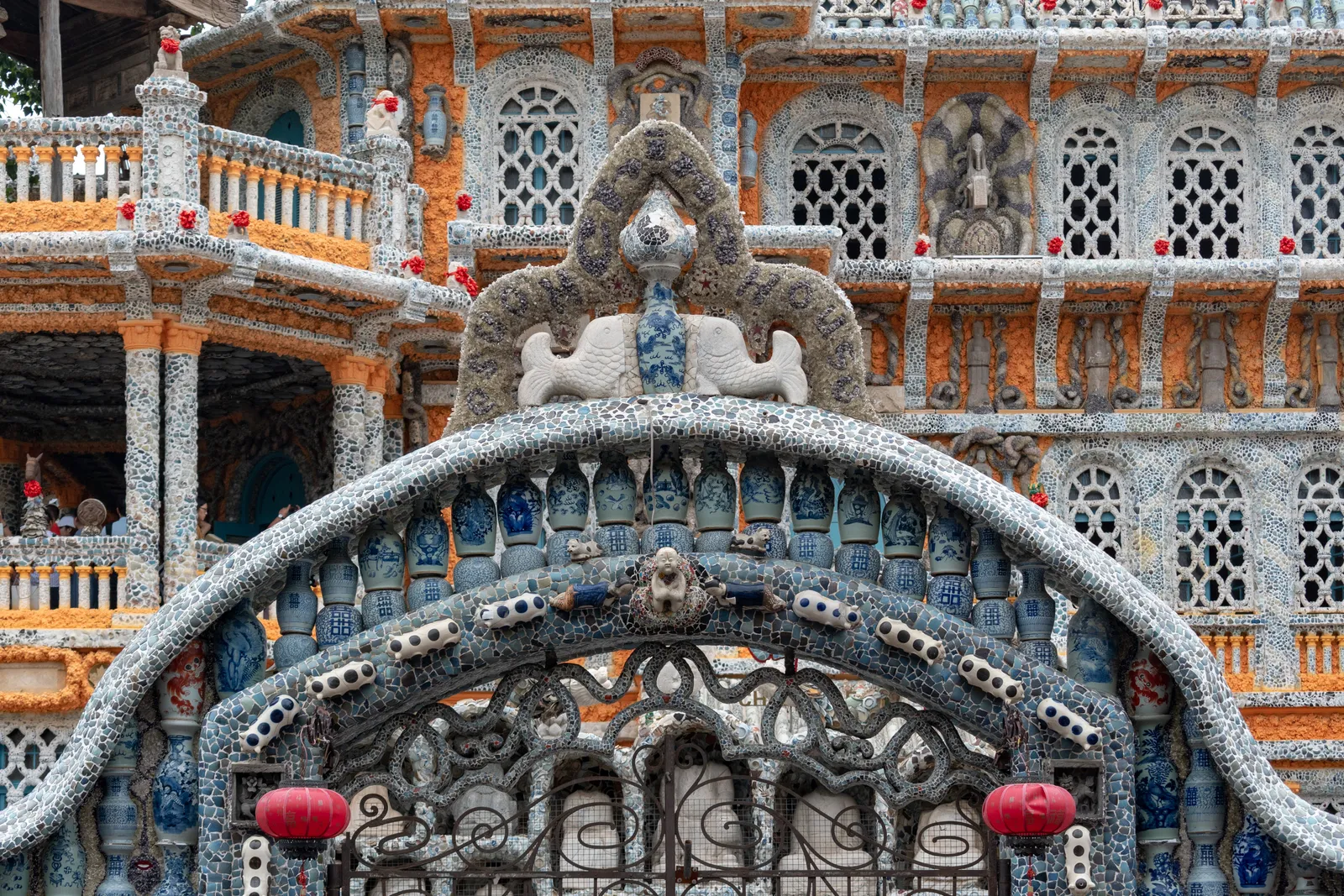 Facade of the Porcelain House covered in porcelain shards