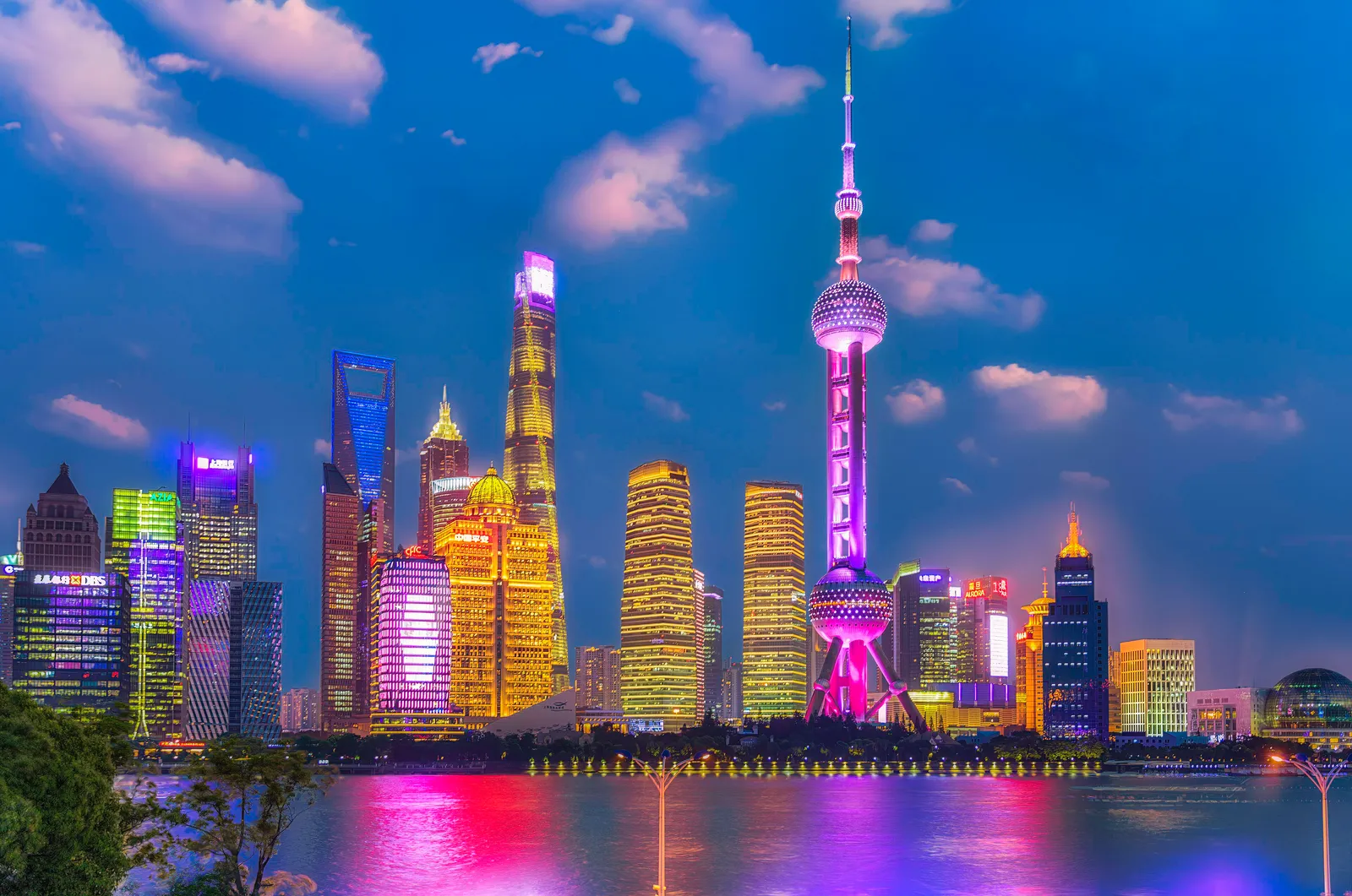 El skyline de Pudong al otro lado del Huangpu desde el North Bund, Shanghái