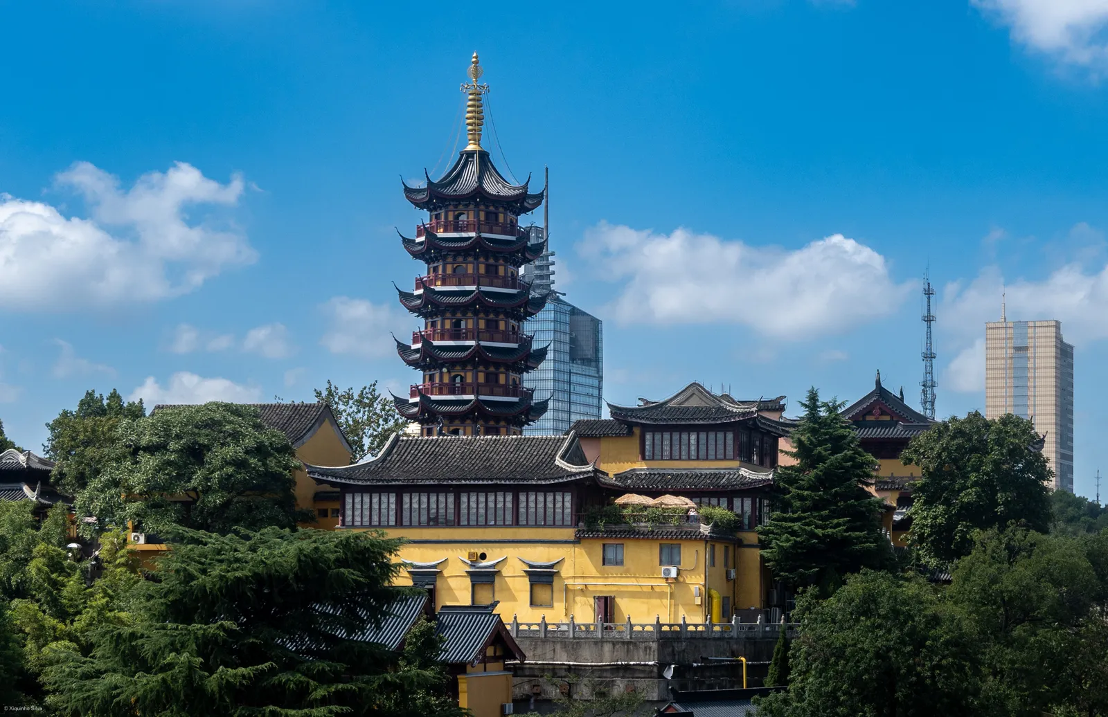 Jiming Temple’s Yaoshi Pagoda rising above its yellow-walled halls