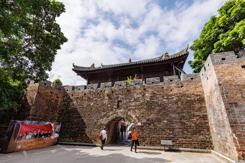 The old brick gate and wall of Dapeng Fortress