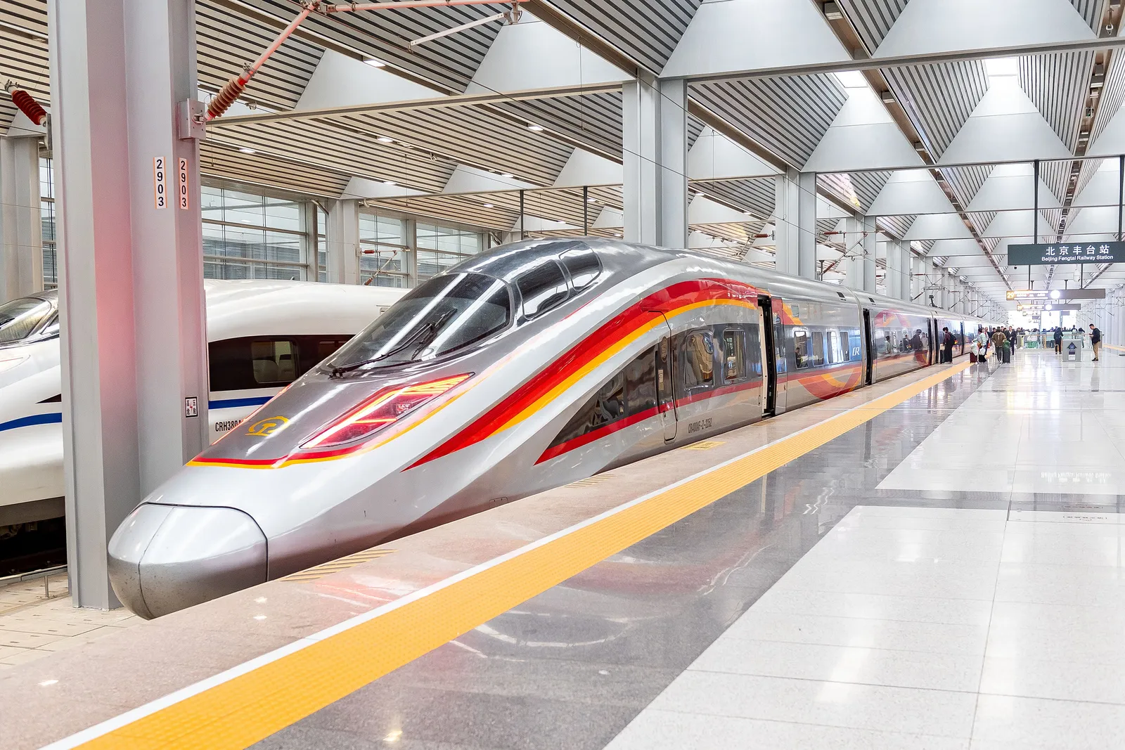 Tren de alta velocidad Fuxing en el andén de la estación de Pekín Fengtai