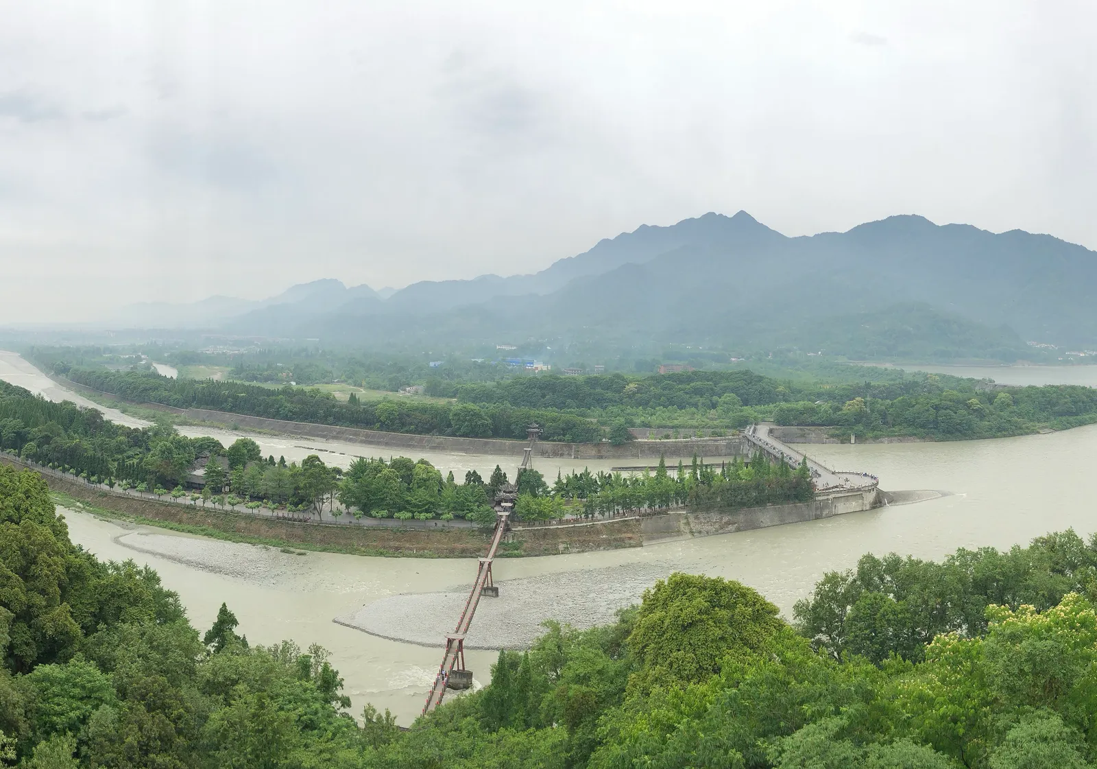 Dujiangyan von oben: Hier wird der Min-Fluss geteilt