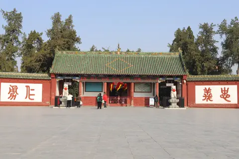 The main gate of Guanlin Temple, where Guan Yu's head is said to be buried