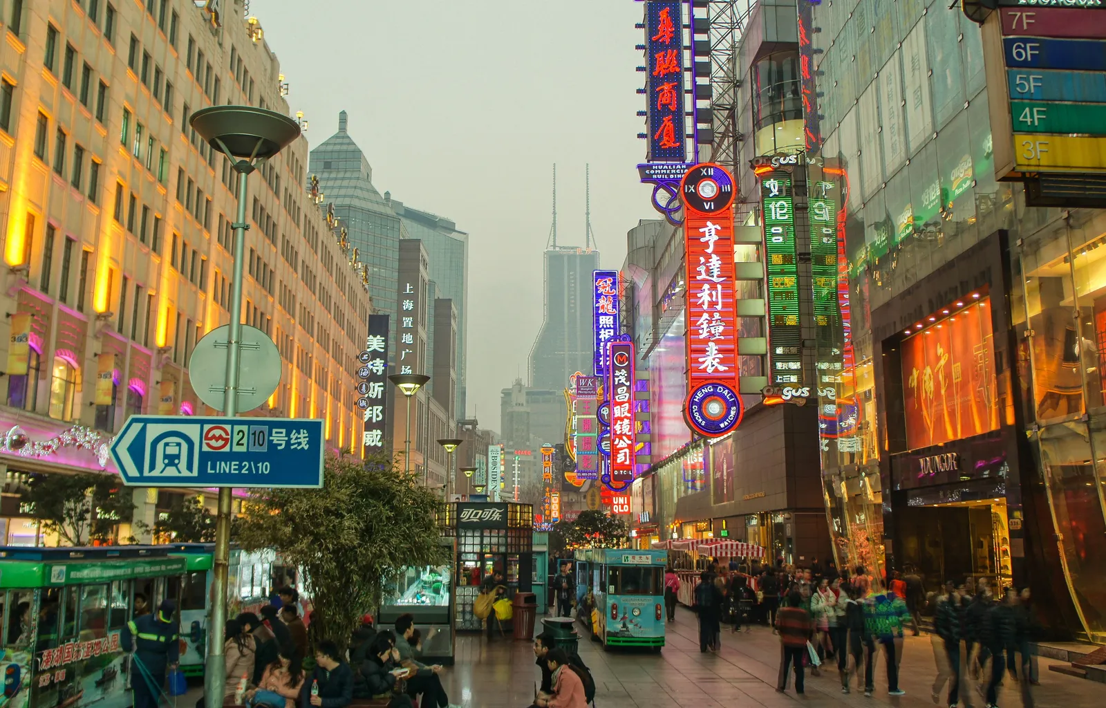 Menschenmengen und Leuchtreklamen in der East Nanjing Road, Shanghai