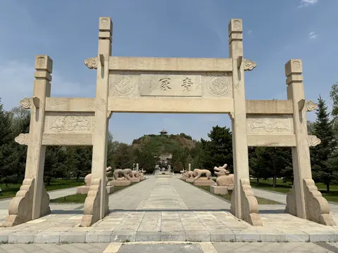 Portique de pierre portant l’inscription « Tertre vert » sur l’allée du tombeau de Wang Zhaojun