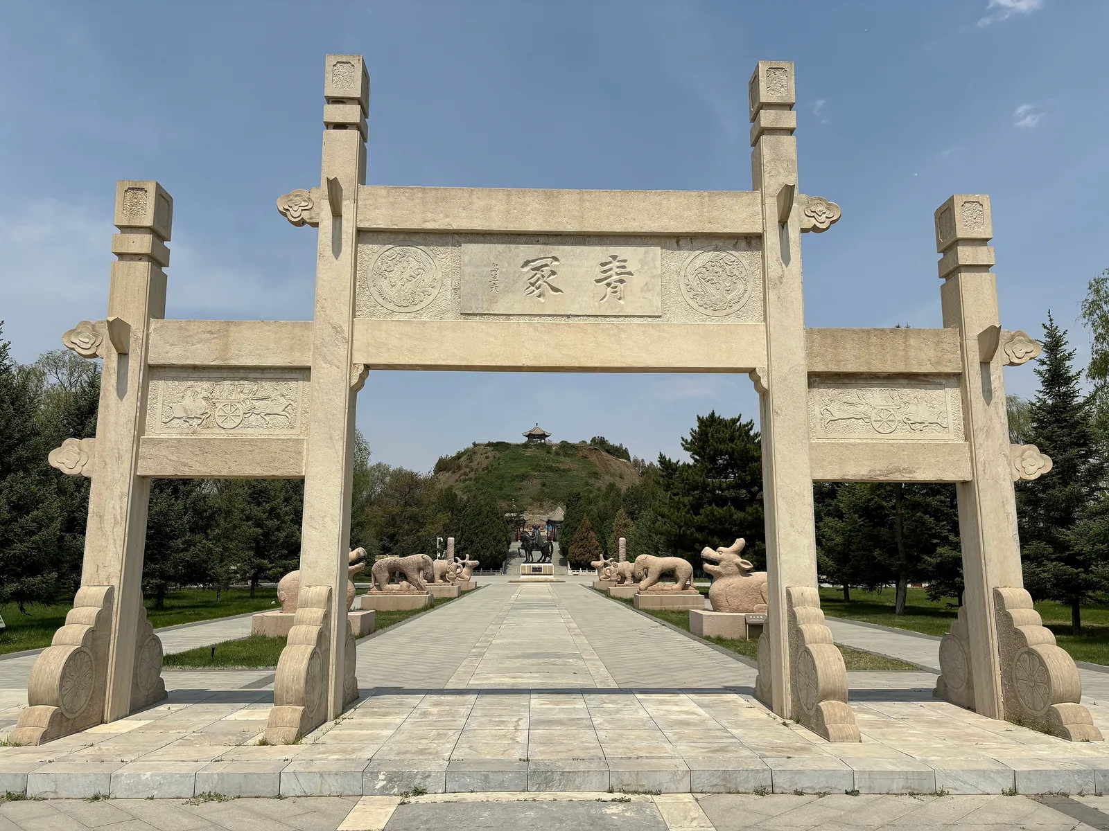 王昭君の墓へ続く参道の「青塚」と刻まれた石の牌坊