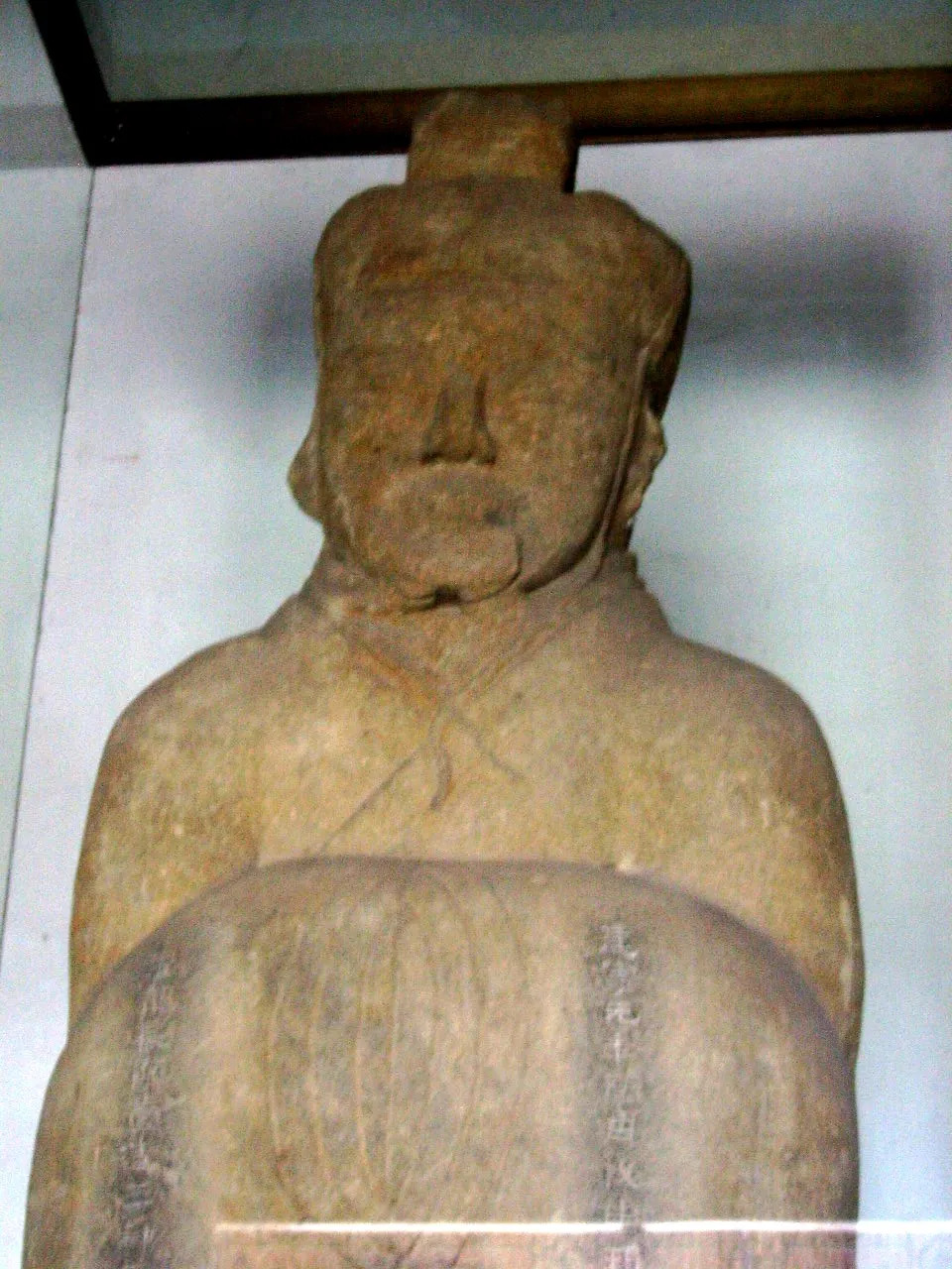 Steinstatue von Li Bing aus der Östlichen Han-Dynastie (25–220), ausgestellt in Dujiangyan