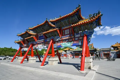 Le portique en bois sculpté et peint à l’entrée de Xilitu Zhao