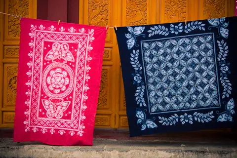 Bai tie-dyed cloths hanging in Dali (illustrative, not Zhoucheng)