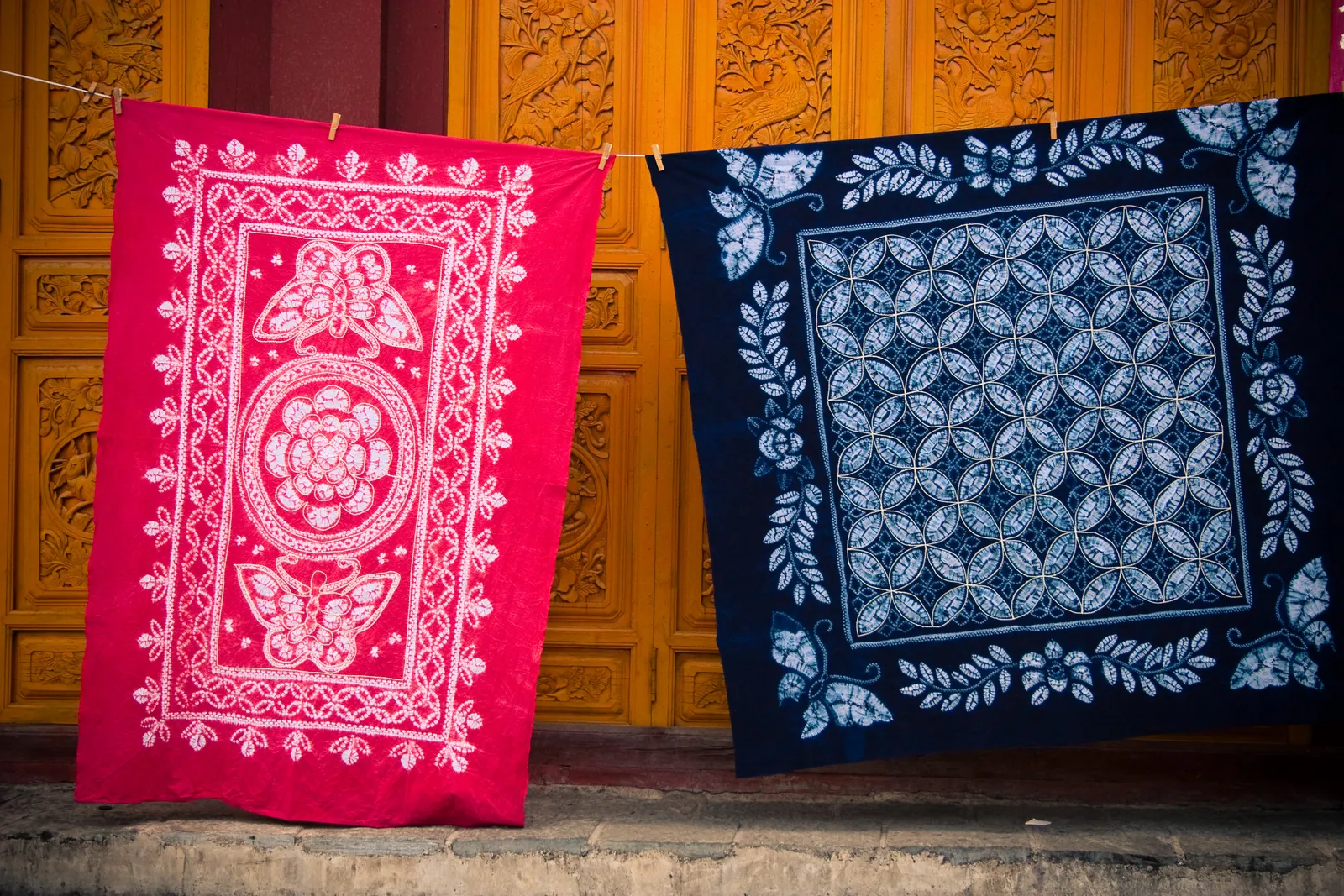 Bai tie-dyed cloths hanging in Dali (illustrative, not Zhoucheng)