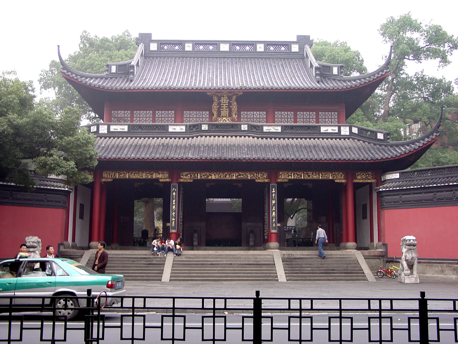 Main hall of the Yue Fei Temple beside West Lake, Hangzhou