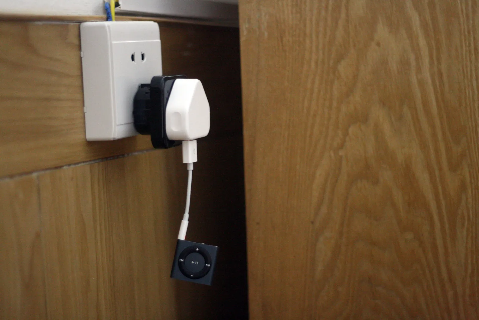 Adaptateur de voyage branché sur une prise chinoise