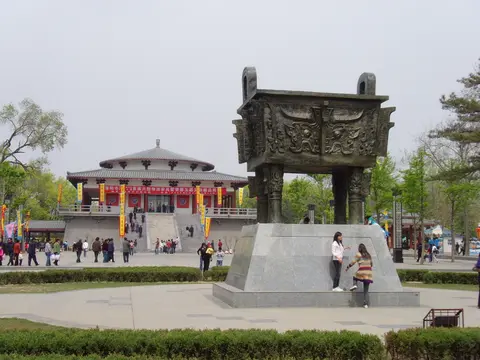 Giant bronze ding vessel on the central plaza of Wangcheng Park