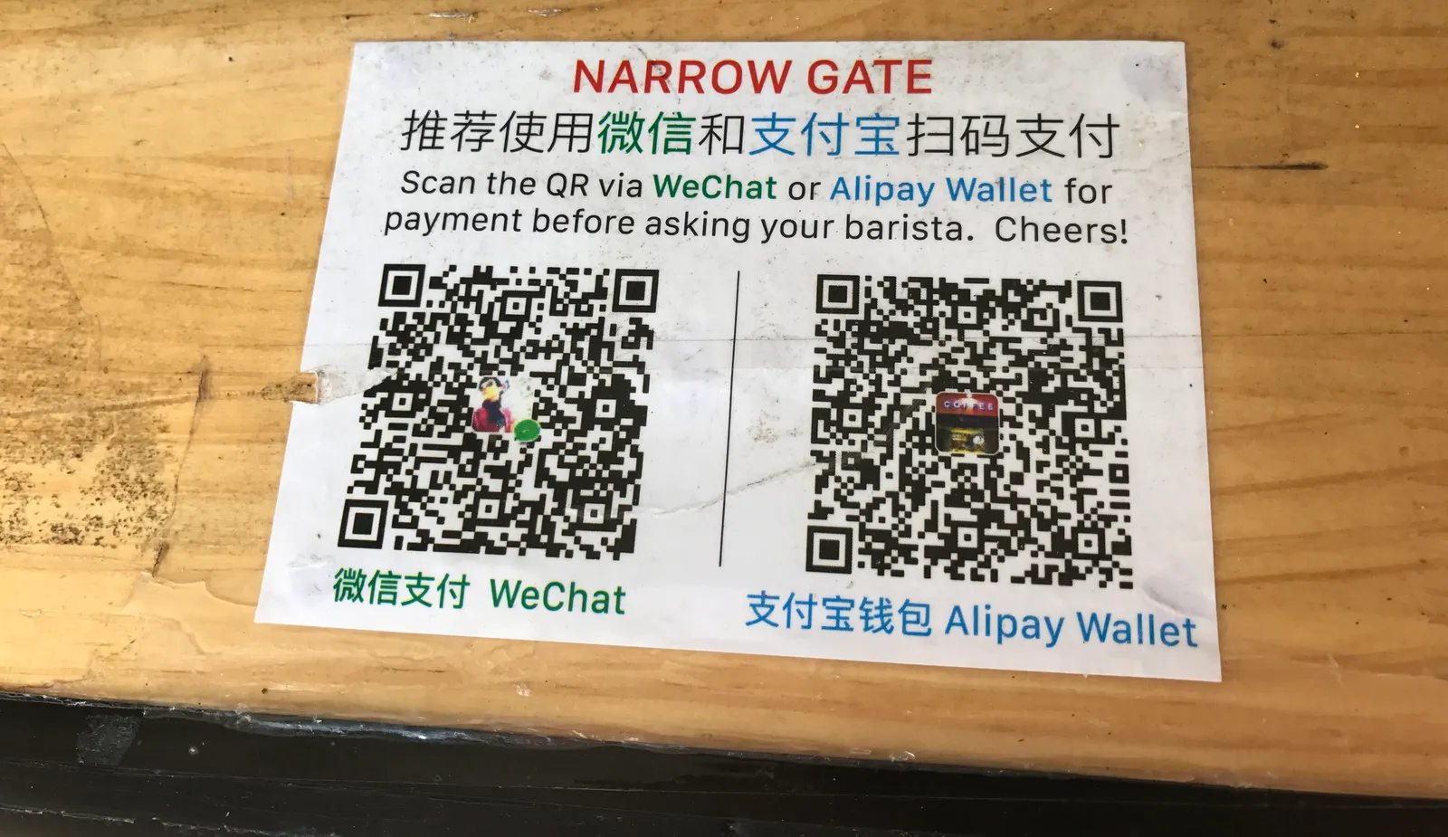 Códigos QR de WeChat Pay y Alipay en la barra de un café
