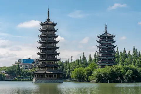 蓝天下杉湖中的日月双塔