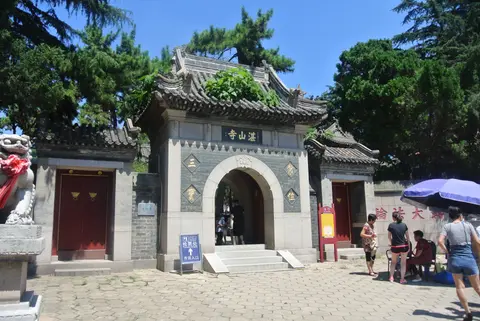 The arched mountain gate of Zhanshan Temple in Qingdao