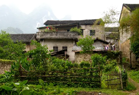 兴坪古镇的老房子与菜园，背靠喀斯特山峰