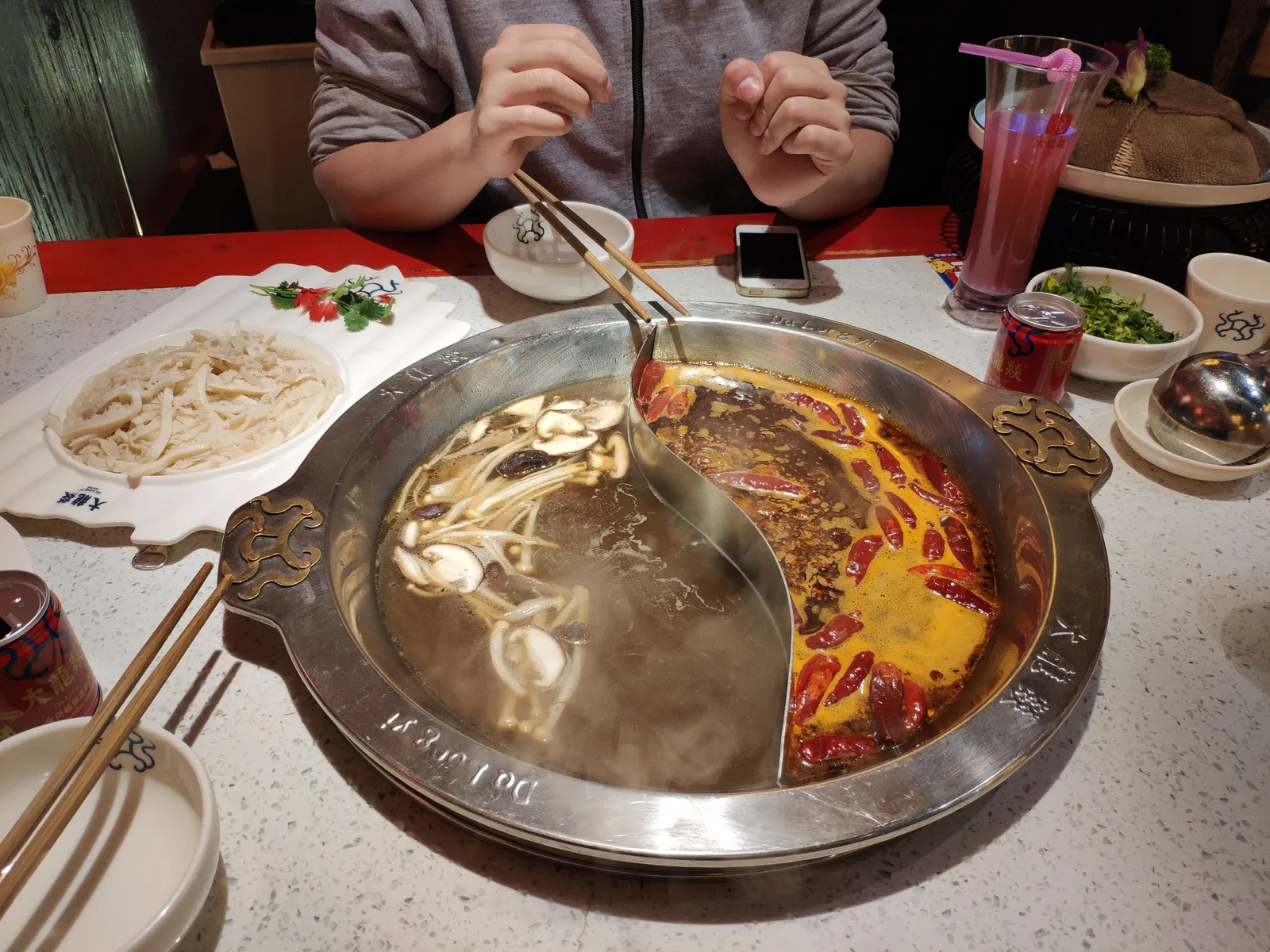 Hot pot de Sichuan mitad picante, mitad suave, en Chengdu