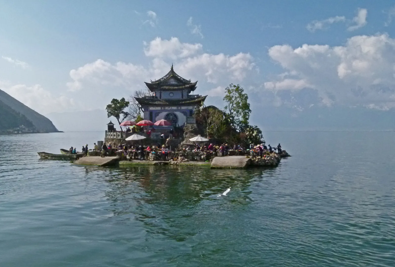 Xiaoputuo, a tiny temple islet in Erhai Lake
