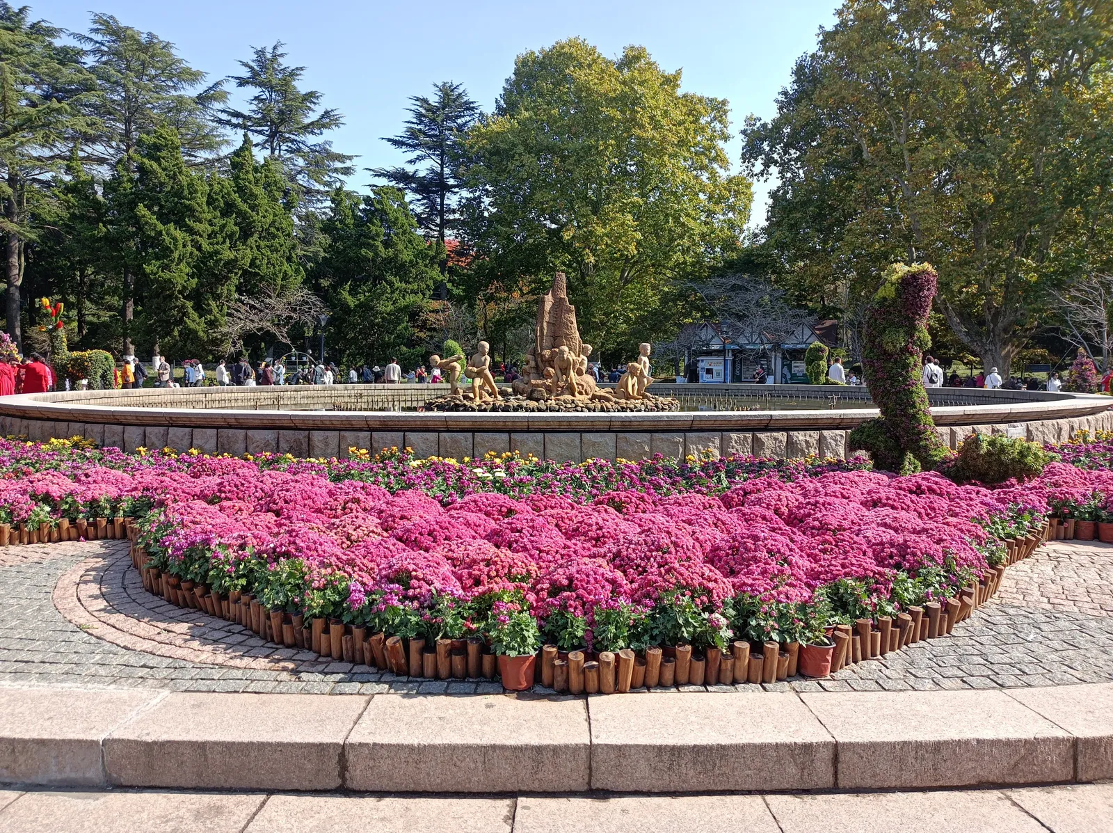Flowerbeds and fountain inside Qingdao's Zhongshan Park