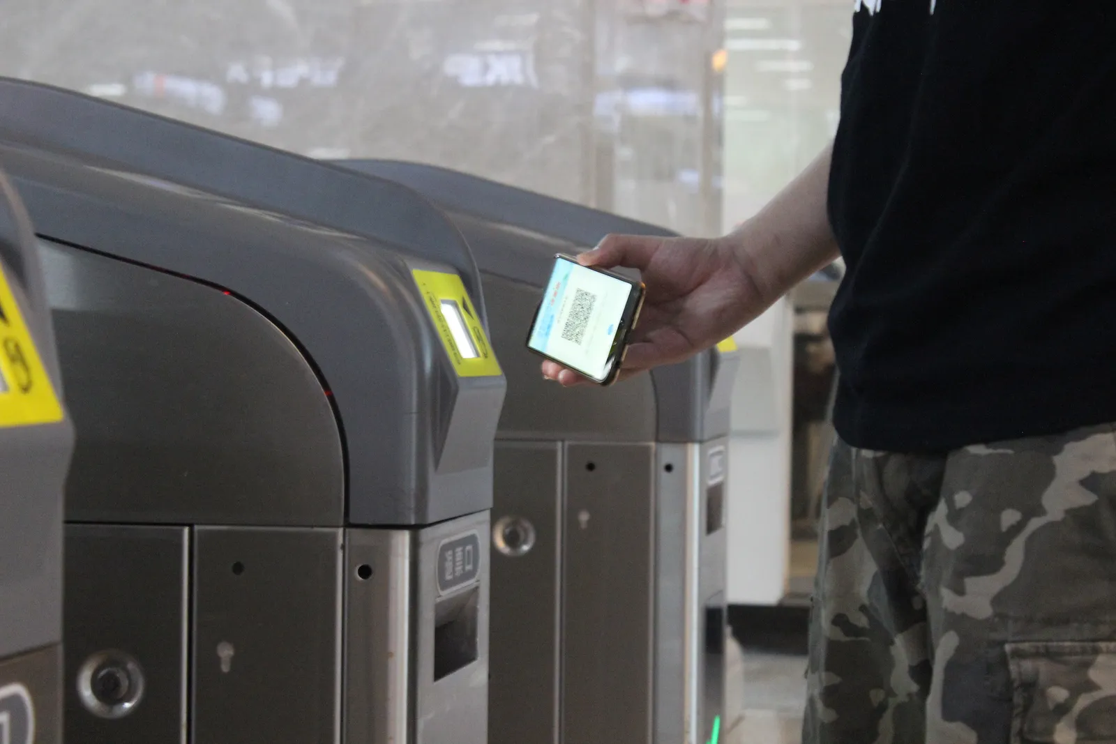 Escanear un código QR del móvil en un torniquete del metro de Wuhan