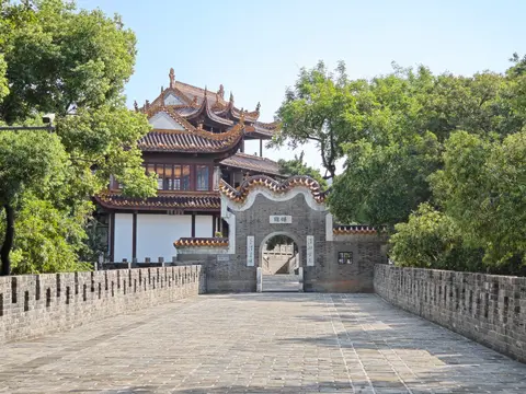 The old city wall walkway leading to Tianxin Pavilion