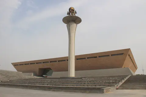 The modern Luoyang Museum building and its tall column