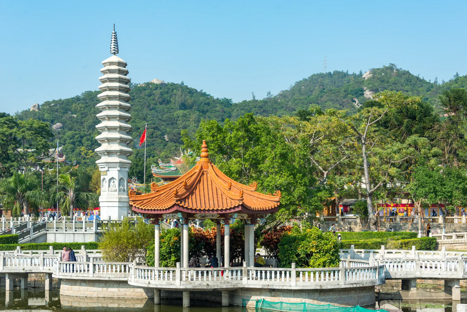 White pagoda and pavilion by the pond at Nanputuo Temple