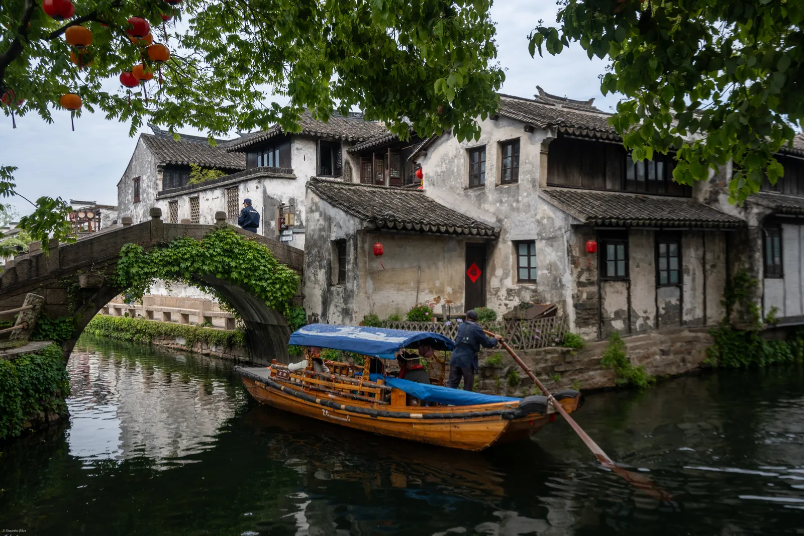 周庄石桥旁河道上的摇橹船