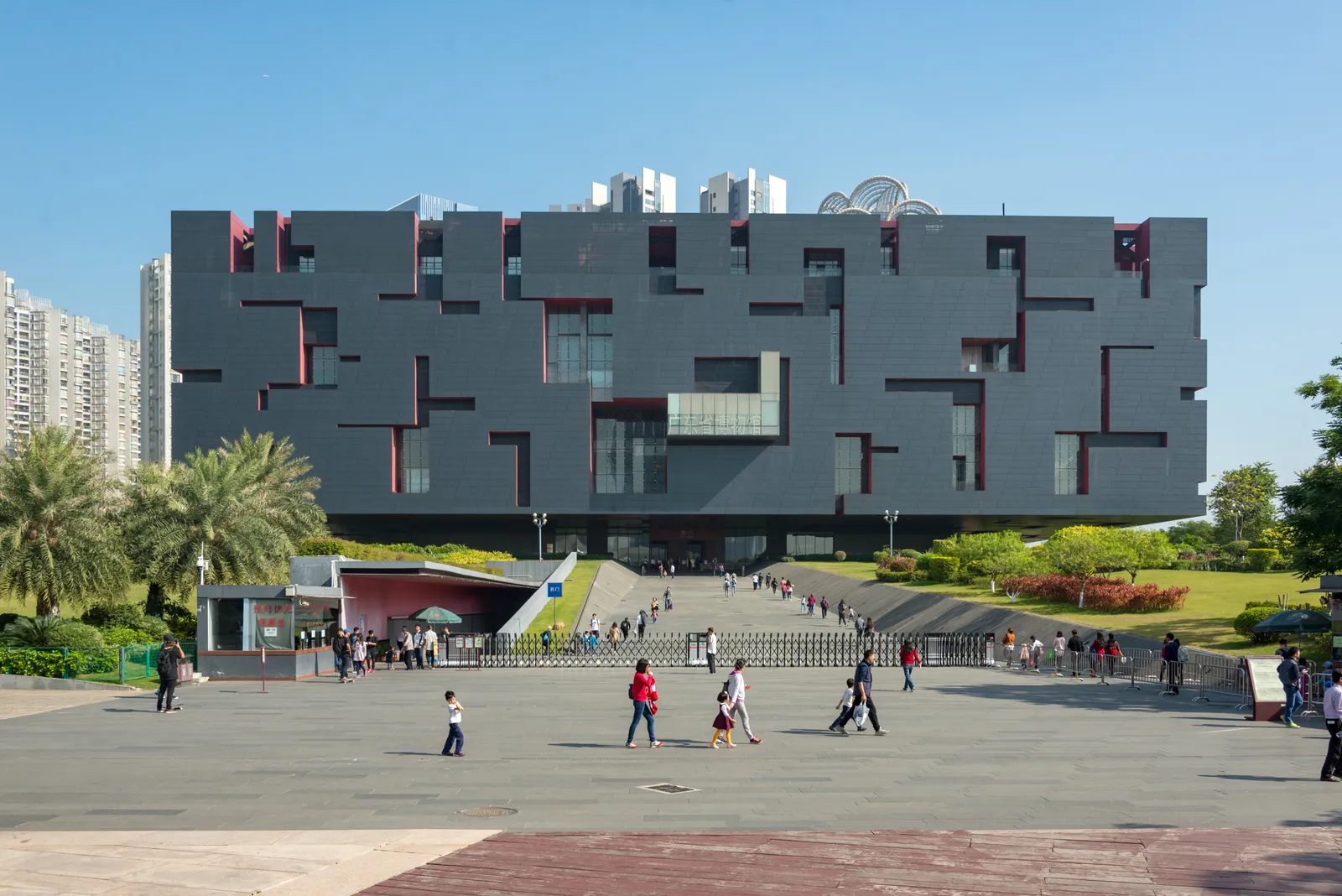 The lacquer-box-shaped Guangdong Museum building in Zhujiang New Town