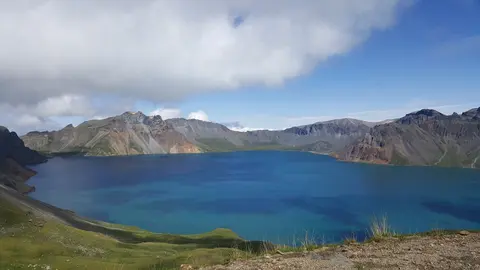 从西坡看湛蓝的天池和参差的火山口边缘