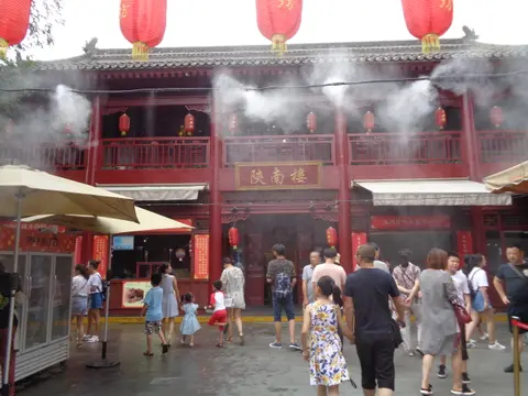 Food stalls and steaming kitchens along Yongxingfang food street