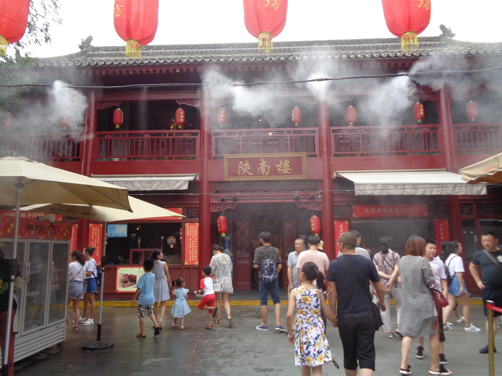 Food stalls and steaming kitchens along Yongxingfang food street