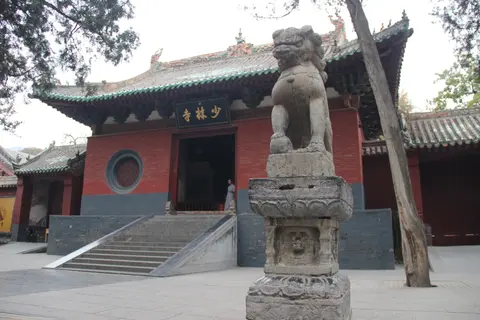 The red mountain gate of Shaolin Temple with a stone lion