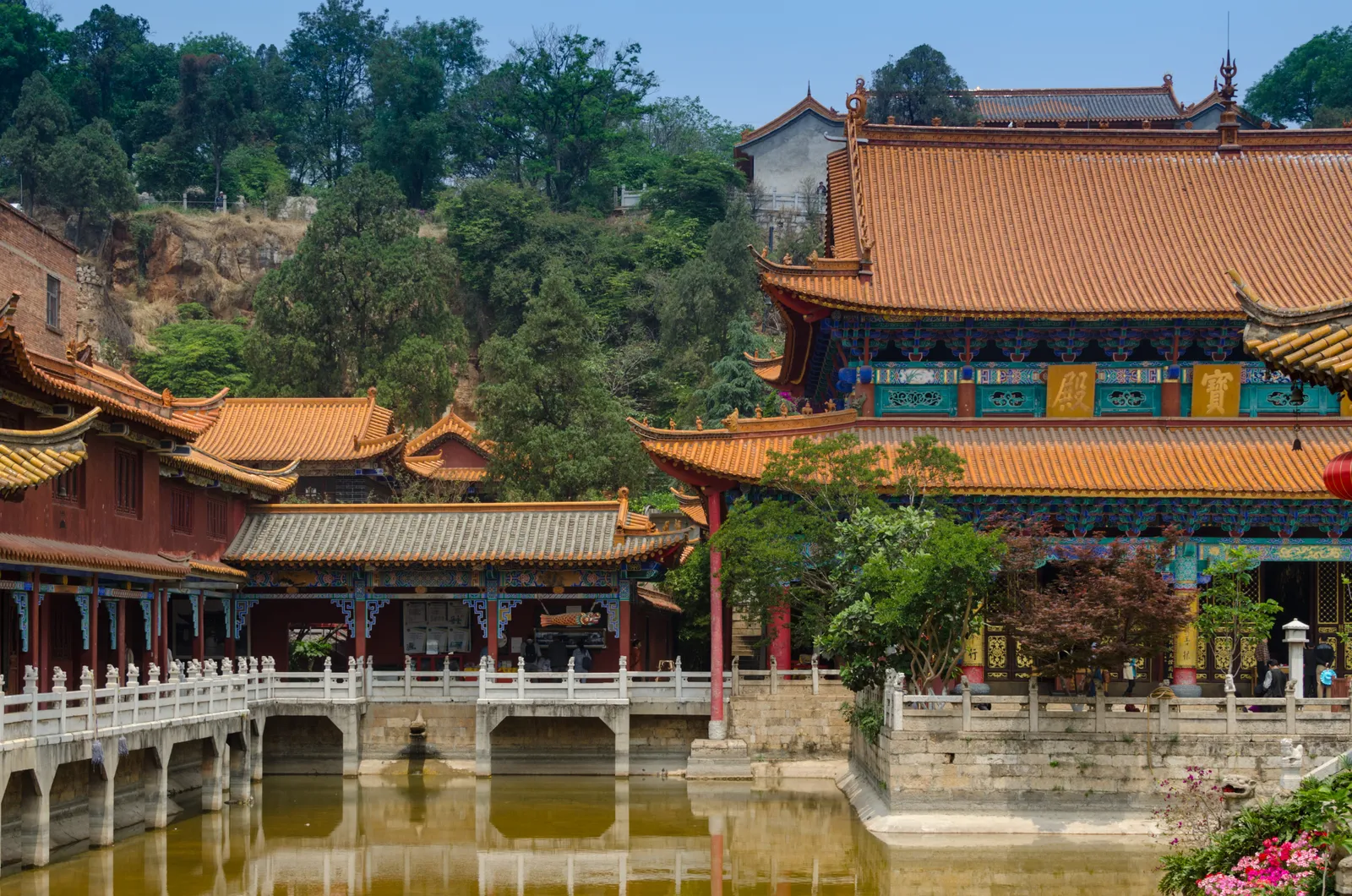 Yuantong Temple's halls and bridge over its central pond
