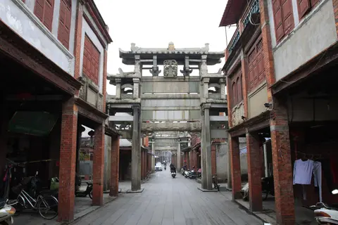 Arcaded old street and stone memorial arches in Zhangzhou Ancient City