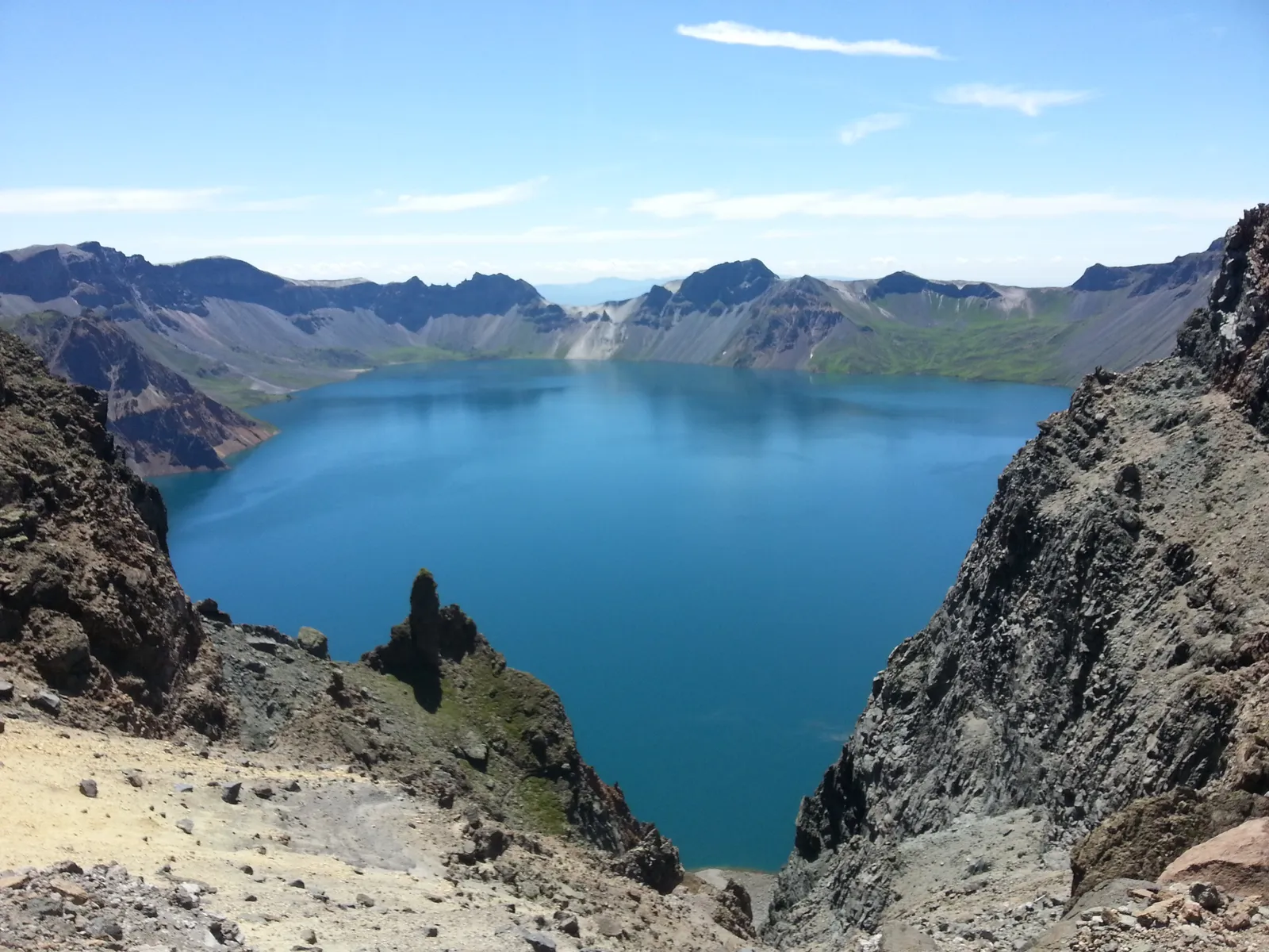 El lago de cráter Tianchi visto desde la vertiente norte entre picos rocosos