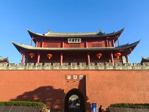 Gongchen Tower, the red gate tower at the heart of Weishan Old Town
