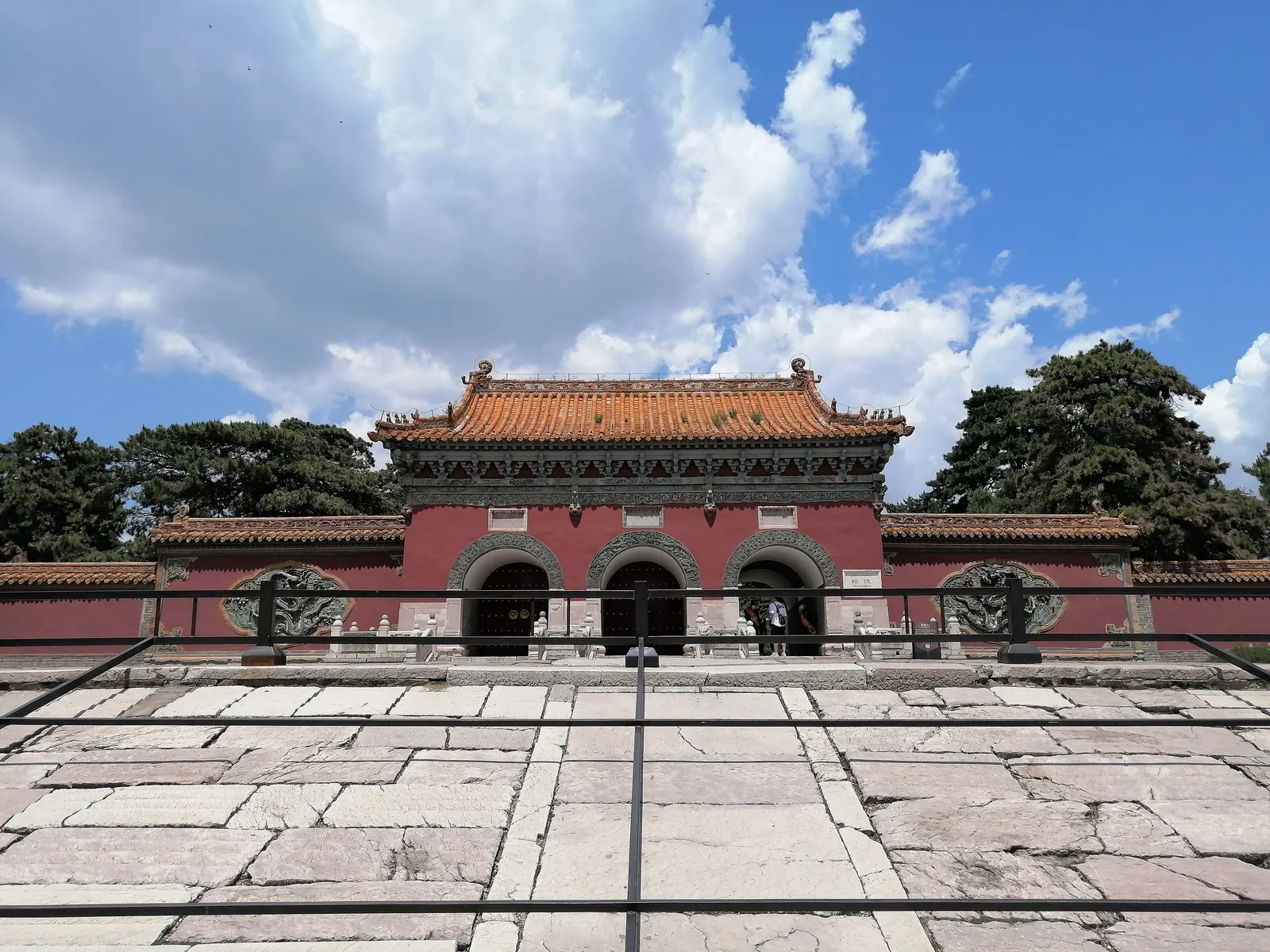 Porta rossa del mausoleo Zhaoling sotto il cielo azzurro
