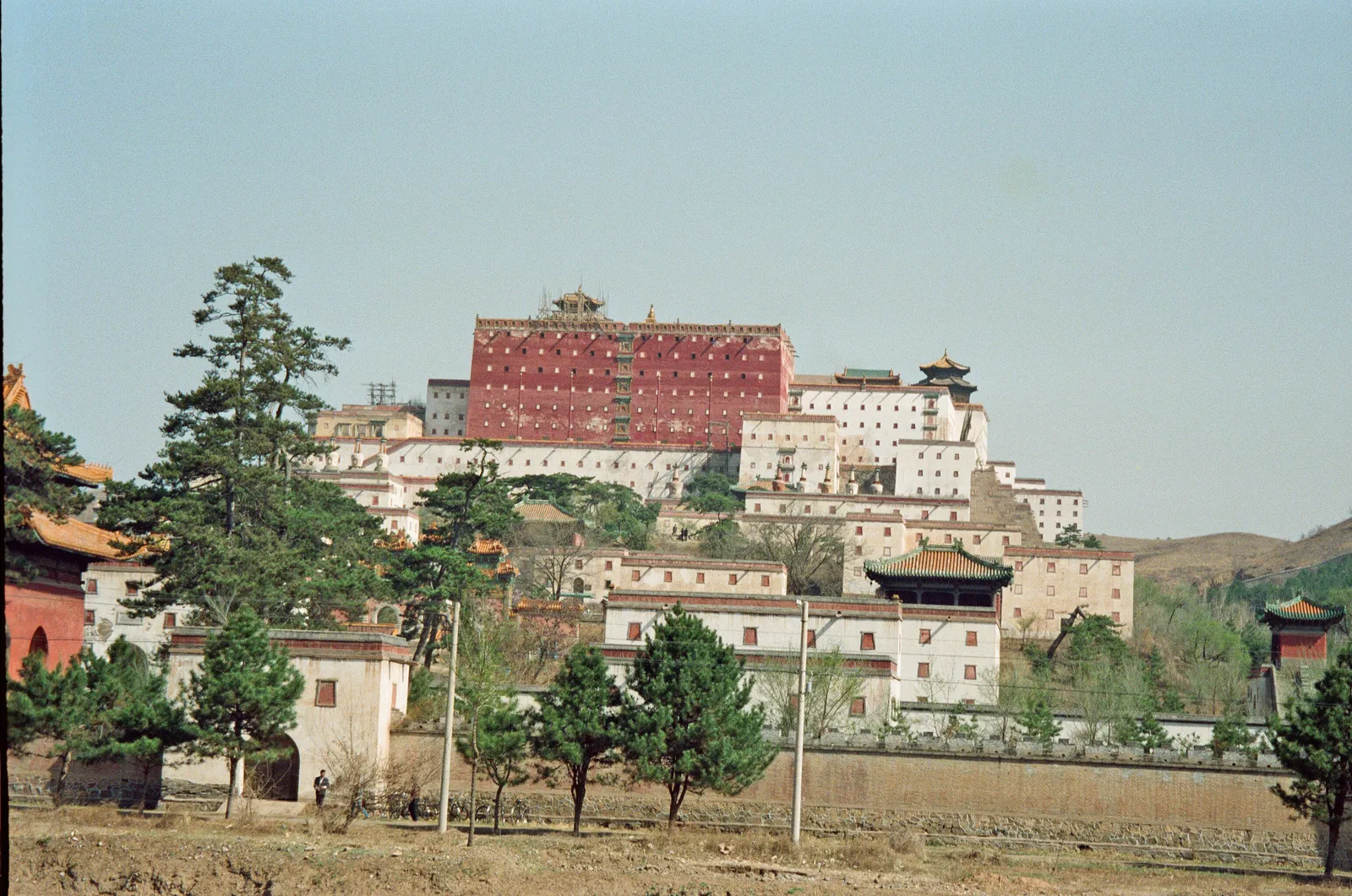 La Gran Terraza Roja del templo Putuo Zongcheng sobre edificios blancos de estilo tibetano