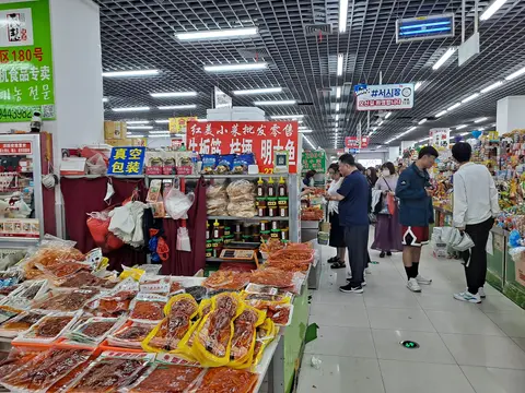 延吉西市場の干物やおやつの売り場