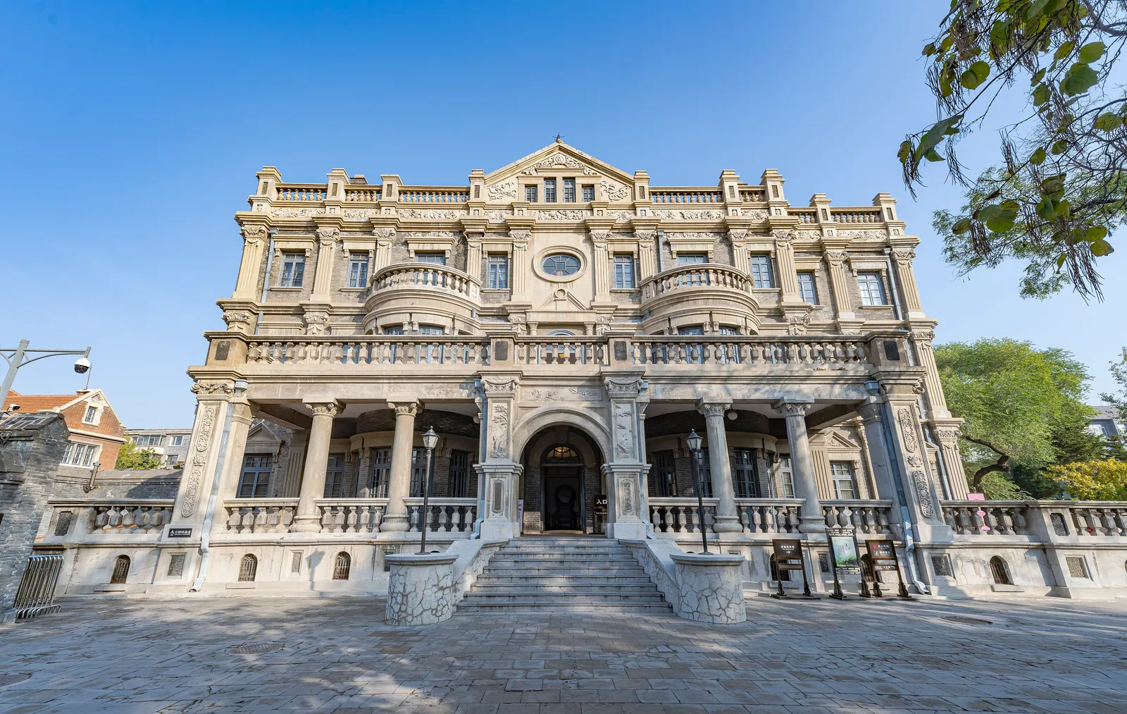 Das graue Steingebäude Daqinglou in der Residenz von Marschall Zhang