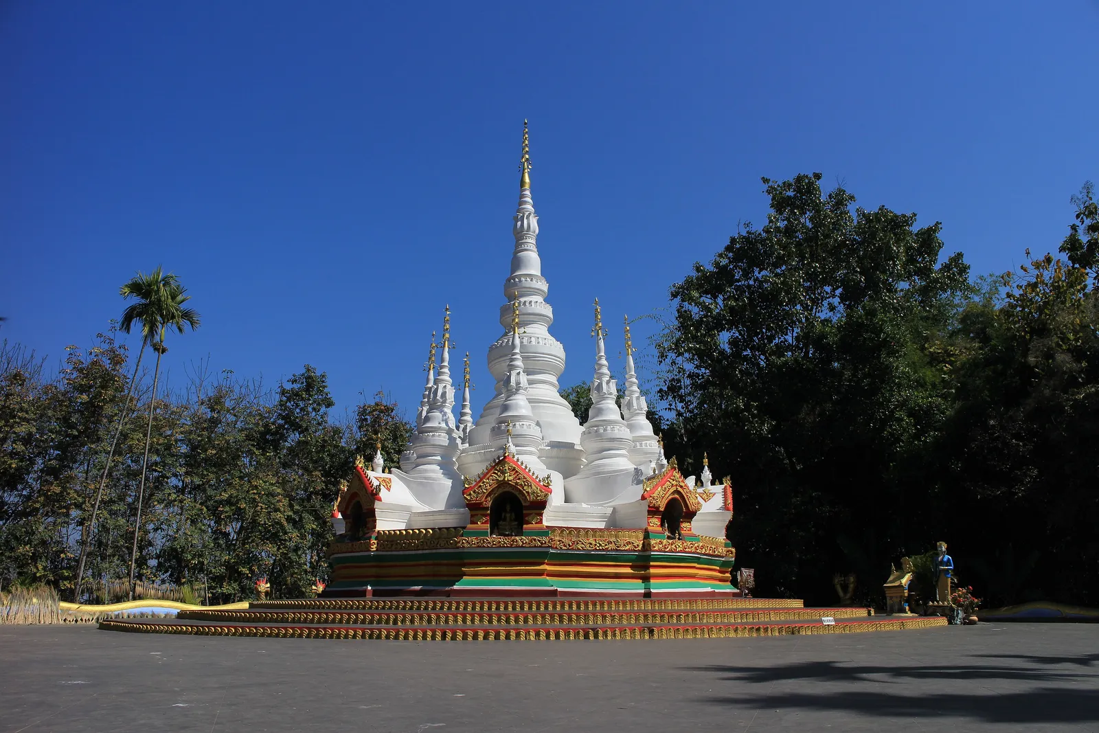 The cluster of white spires of the Manfeilong Pagoda