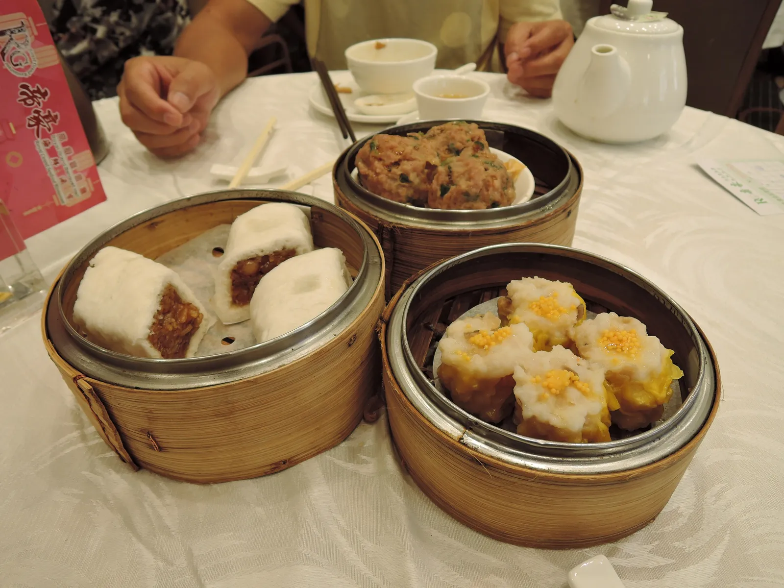 Dim-Sum-Bambuskörbe auf einem Restauranttisch