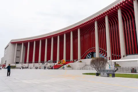 La colonnade rouge incurvée du nouveau musée de Mongolie-Intérieure