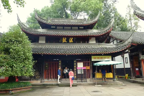 Tiered-roof hall in the courtyard of Wenshu Monastery